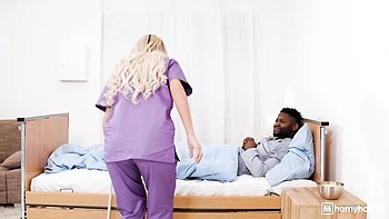 Muñeca blanca tetona Ema follada en FMM interracial