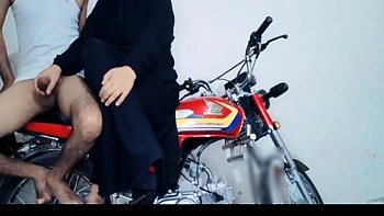 Brune indienne roule sur Honda 2025 avec son mec