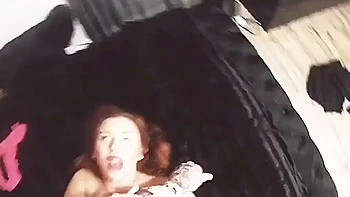 Milf mit großen Titten fickt Doggy und bläst