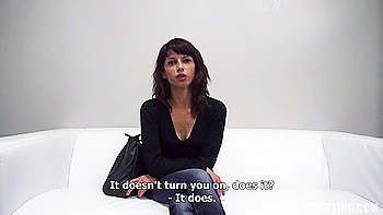 Amadora tímida tira roupa e fode em POV