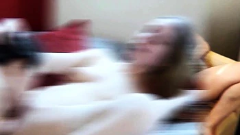 Brunette sexy de peitos grandes se masturba com dedos e brinquedos