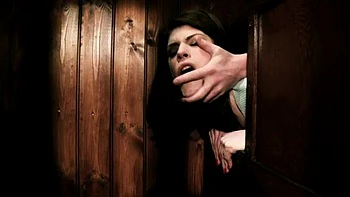 Brünette lutscht und fickt unbekannt im Missionar