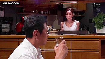 Марико Фуруто и грязный creampie с молодым парнем