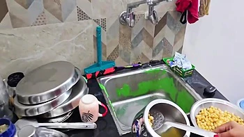 Учительница с большой грудью учит студентку трахаться