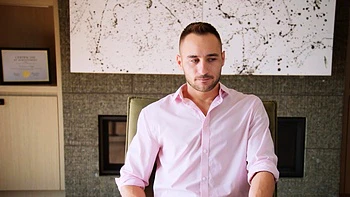 Валентина трахает в жопу и лижет задницу, жесткий минет