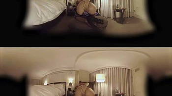 Rubia tetona da una profunda mamada montando a horcajadas