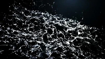 Николь Вайс пьет горячую золотую струю в рот