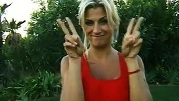 Blonde Tittenlady präsentiert ihren fetten Arsch