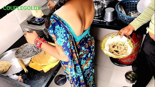 देसी कोमल को उसके देवर ने रोटी बनाते हुए किचन में ही लैंड निकाल कर चोदना शुरू किया