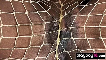 Madrastra negra se folla su jugosa polla negra con dildo