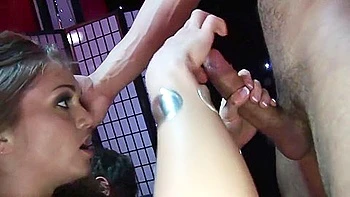 Стриптизёрши с большими сиськами делят члены и трахаются в анал на вечеринке