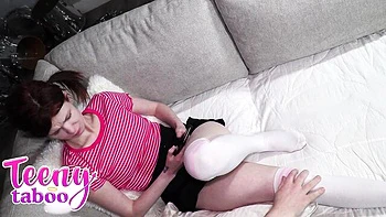 Pequeña hijastra follada y corrida por el padrastro