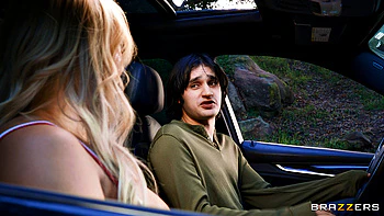 Blonde Polizistin fickt Betrüger mit tiefem Schlucken