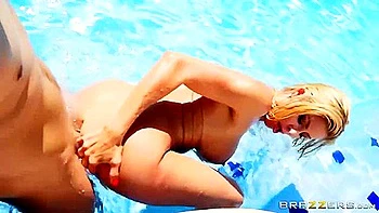 Alexis Fawx suce et chevauche grosse queue au bord de l'eau