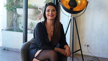 La chaude Laura baise à trois en lingerie en gangbang