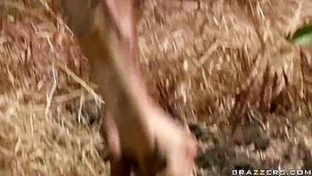 Диамонд Фоксс сосёт огромный член и ебет зрелую с жопой