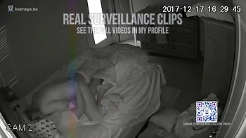 Versteckte Kamera filmt Milf mit großen Titten beim Ficken im Schlafzimmer