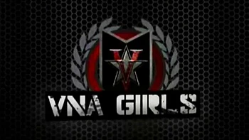 Maggie Green blonde et grosse chatte se masturbe en cuisine