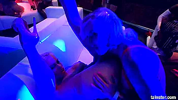 Filles lesbiennes chaudes font la fête avec cul et seins