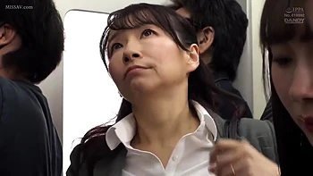 Asiatische Freundin draußen gefickt und innen vollgespritzt