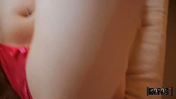 Geile Brünette fickt mit fettem Arsch und Schwanz