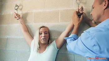 Bailey Brooke folla su coño de prisión con un gran culo