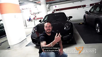 Юлия Эксклюзив лижет маме большие сиськи и жопу на улице