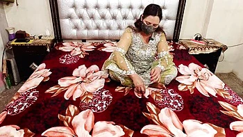 Desi MILF Bhabhi follada anal dura a cuatro con tetas grandes