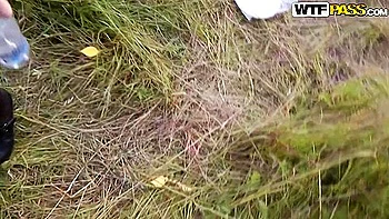 Jeune gothique enculée en plein air