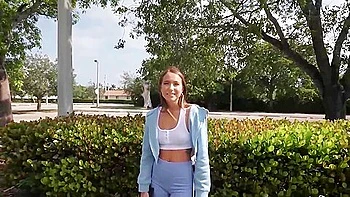 Brünette Teen von großem schwarzen Schwanz gefickt