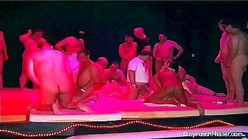 Enculade de groupe et pissotière avec 64 mecs et 5 putes