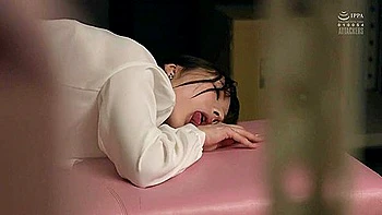 Secretária asiática casada fodida e gozada dentro