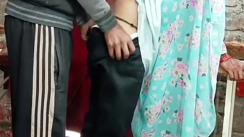 Seule à la maison, baise chaude avec la voisine indienne en hindi