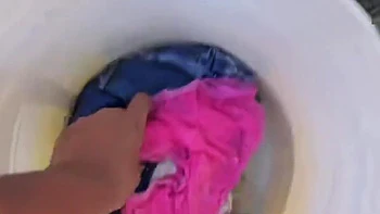 Жена принимает ванну голая в белом бюстгальтере и розовых трусиках