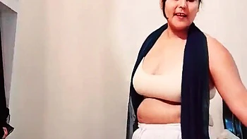 Indische Brünette tanzt sexy solo