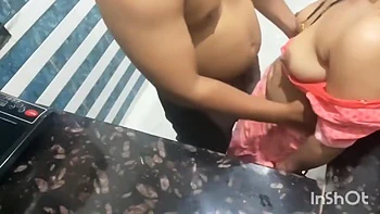 Meia-irmã fode o meio-irmão com força