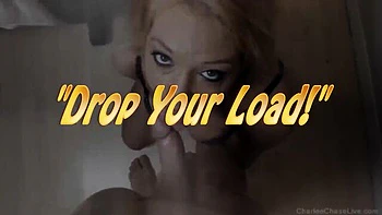 Charlee Chase peituda chupa pau grande e engole a porra