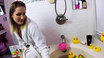 Madrasta Reagan te faz uma mãozinha quente na banheira