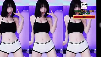 Diosa asiática de grandes tetas en espectáculo ardiente