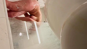 Loira peluda universitária se masturba no banho