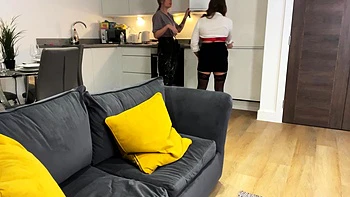 Épouse surprise en train de sucer et baiser une femme