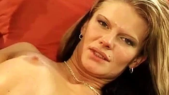 Busenwunder Deutsche Milf fickt Missionar und bläst verführerisch