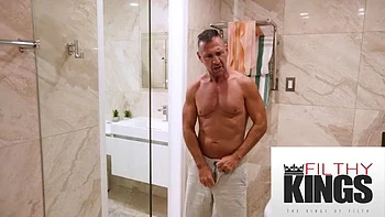 Латина с большими сиськами сосет хуй и жестко трахается