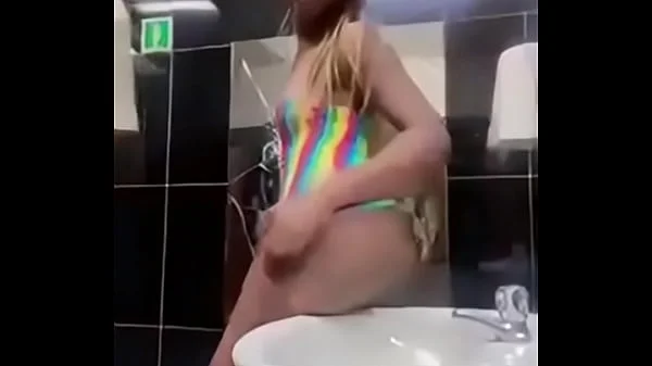 Baise fort avec ma copine devant son ami en boîte de nuit