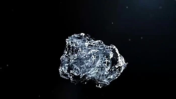 Lüsterne Blondine trinkt und schluckt Pisse hart