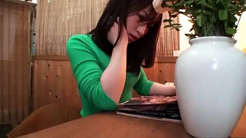 Heiße Milf bläst Papas Kumpel mit großen Titten