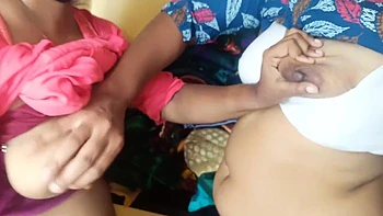 Indische College-Lesben ficken mit Stiefschwester