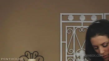 Morena americana com peitos grandes fodida