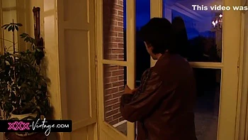 Брюнетка любит делить его член с другими