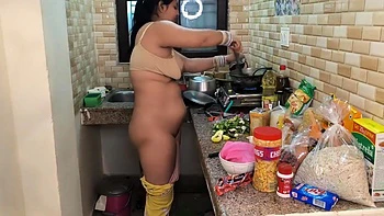 Milf cuisinière revient pour du sexe desi chaud